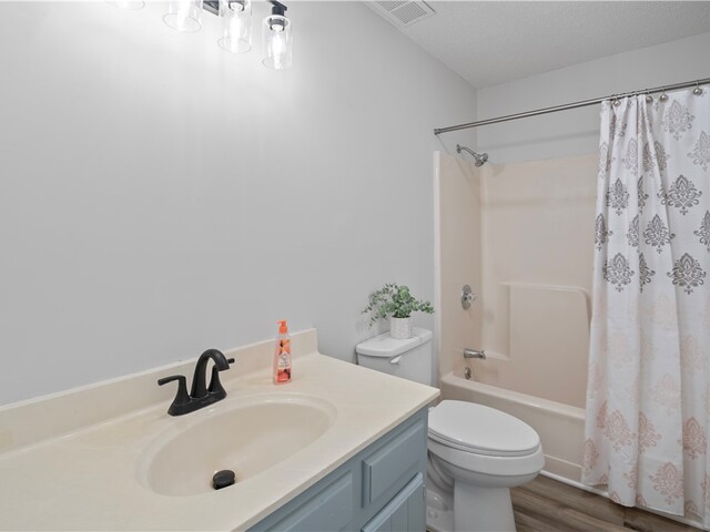 Photo of 137 Lakeshore Drive