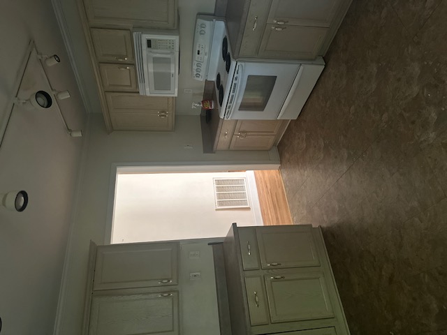 Photo of 905 N Crestview Drive